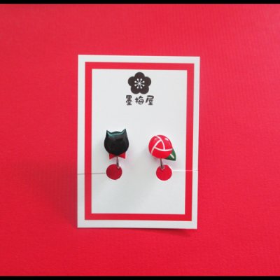 画像1: 黒猫と薔薇のイヤリング